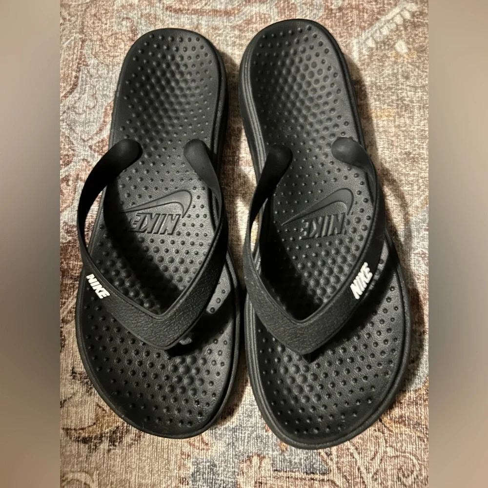 Womens flip flops. Read Should be a size 9